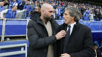 Saludo entre Claudio Gir�ldez y Guillermo Almada en el Oviedo-Celta de la primera vuelta.