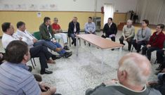 Propietarios, alcaldes, vecinos y pescadores participaron ayer en la reuni�n celebrada en Cira. 