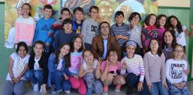 El autor cedeir�s, rodeado de alumnos, en la jornada que vivi� en el centro educativo Nicol�s del R�o.
