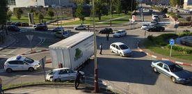 La colisi�n bloque� el carril de incorporaci�n a la rotonda de la avenida de Compostela desde el campus universitario de A Xunqueira. 