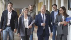 Tom, con sus colaboradores y sus crticos. De izquierda a derecha, en primera fila, Pablo Rivera y Pilar Garca Porto, diputados de confianza de Tom, y a la derecha, la alcaldesa de Burela, Carmela Lpez, que suena para sustituirle. Atrs, a la vista a la izquierda, Ivn Castro, concejal en Paradela que plant cara a Tom en las primarias a la secretara provincial. Tras Lpez, Fran Cajoto, alcalde de Foz. 