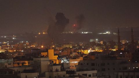 Fuego y humo tras los bombardeos lanzados a la franja de Gaza por parte de las Fuerzas de Defensa de Israel