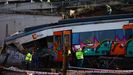 Operarios trabajan en la retirada del tren de cercan�as accidentado entre las estaciones de Sant Sadurn� d?Anoia y Gelida, en la provincia de Barcelona.