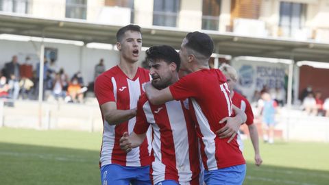 Los jugadores del Foz celebran un gol anotado ante el San Tirso