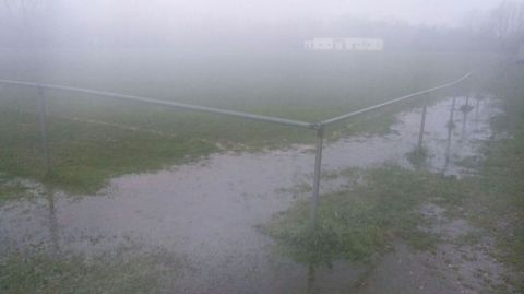 Campo de ftbol encharcado en Monforte.