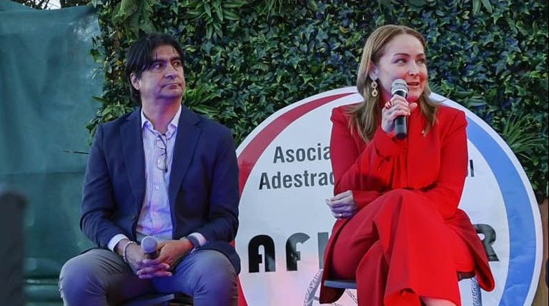 Mari�n Mouri�o y Marco Garc�s, en la foto, en un acto en Ourense, tienen tarea pendiente.