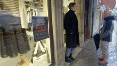 Uno de los establecimientos en la calle Rodrguez Murias de Ribadeo que anuncian no hacen Black Friday