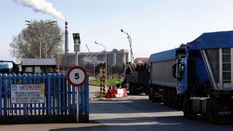 Entrada para vehículos al complejo industrial de Alcoa