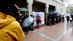 Padres y alumnos del CEIP Praza de Barcelos, de Pontevedra, se concentraron este jueves antes de entrar a clase para pedir una soluci�n para el gimnasio
