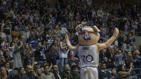 Aficionados del Obradoiro y la mascota, Chicha, en el derbi ante el Leyma
