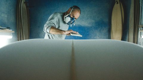 Jes�s Mart�nez fabrica tablas de surf artesanales en su taller, en Muros