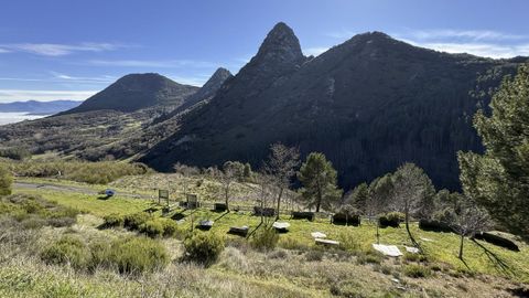 Los Penedos de Oulego desde el mirador de As Penas, en el rea de descanso Caprado.