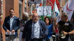 Funcionarios increpan al n�mero dos de Justicia, Tontxu Rodr�guez (centro), antes de la reuni�n con el comit� de huelga, que termin� sin acuerdo.