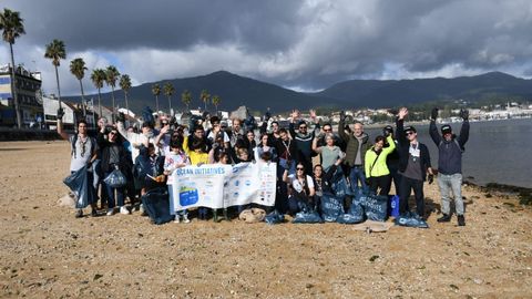 Medio centenar de voluntarios participaron en la limpieza en la playa de Os Areos de A Pobra