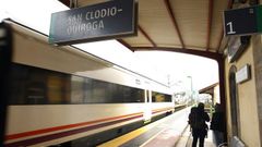 Paso de un tren por la estaci�n ferroviaria de San Clodio-Quiroga, en una imagen de archivo