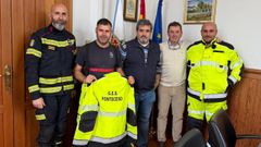 Representantes municipales y del GES con los nuevos trajes