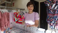 Claudia posa con algunos de los trajes de ba�o para este verano