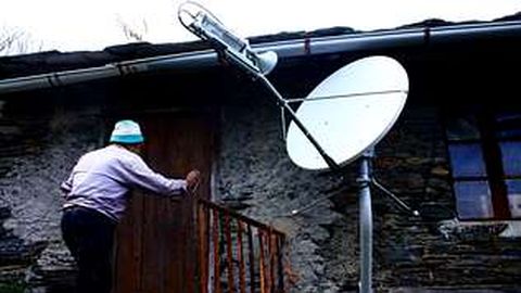 Antena para la recepcin de Internet rural en una casa de la aldea de Visua, en O Courel