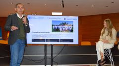 El investigador universitario Chema Cancela, con la conselleira de Pol�tica Social, Fabiola Garc�a, en la presentaci�n del estudio sobre los mayores de Sanxenxo