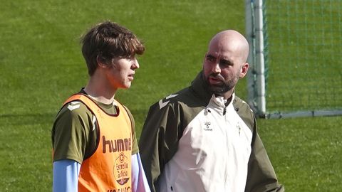 Claudio Gir�ldez, junto a Fer L�pez, en el entrenamiento del Celta de este s�bado.