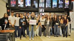 El profesor Rui P�rez posa junto a varios alumnos antes de la proyecci�n de �La bola negra�.