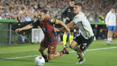 Luismi Cruz y el racinguista Canales, en un lance del partido de la primera vuelta
