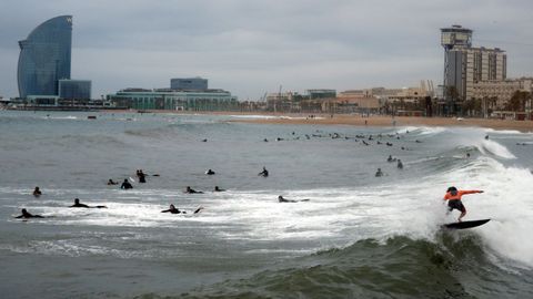 Vista general en la playa de la Barceloneta, este s�bado en Barcelona, segundo d�a en el que est� permitido el acceso a las playas para practicar deportes individuales