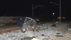 Dos j�venes de 21 y 22 a�os fallecen tras ser arrollado su veh�culo por un tren
