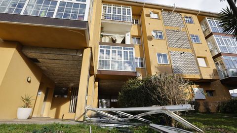 El fuerte viento ha arrancado la galer�a de un piso en una urbanizaci�n en Cervo