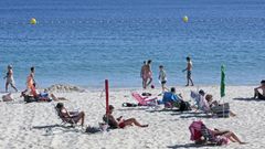 SEGURIDAD EN O SILGAR. Las playas de Sanxenxo, con balizas desde mediados de mayo, permanecern acotadas hasta septiembre. Se asegura as que no se repetir un suceso como la muerte del baista arrollado por una embarcacin en Viernes Santo en Silgar. Ya hay socorristas en las 17 playas de bandera azul. El servicio ya se adelant este ao en cuatro arenales los fines de semana de la primera mitad de junio