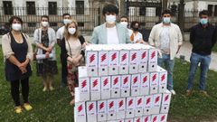 Pont�n y otros representantes del BNG posando ante San Caetano con las firmas recogidas