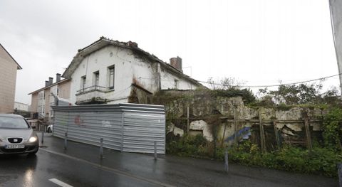 La casa en ruinas est� en As Vi�as, en la confluencia de las calles Neira Vilas y Corredoira. 