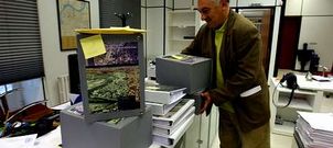 C�sar Mosquera, en abril del 2011, con la documentaci�n del nuevo PXOM que remiti� el Concello de Pontevedra a la Xunta.
