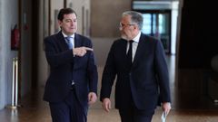 El presidente del PP en Castilla y Le�n, Alfonso Fern�ndez Ma�ueco, a la izquierda, y el portavoz de Vox en las Cortes, Carlos Poll�n, a su llegada a la rueda de prensa en la que detallaron el acuerdo de Gobierno