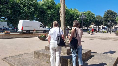Nuria y Victoria, este mi�rcoles en Padr�n, antes de saber que su agresor est� en prisi�n.