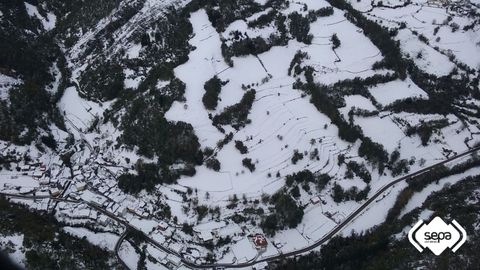 Vista area de Tablado, en Cangas del Narcea, bajo la nieve