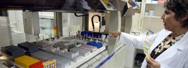 Amalia Andrade, en imagen de archivo, en el laboratorio del Hospital Xeral, que hasta ahora dirig�a. 