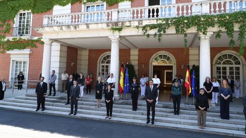 Minuto de silencio en el palacio de la Moncloa, con Pedro S�nchez al frente