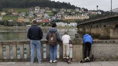 Una familia paseando por Viveiro
