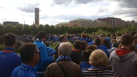 Aficionados del Oviedo se dirigen al campo de la Cultural 