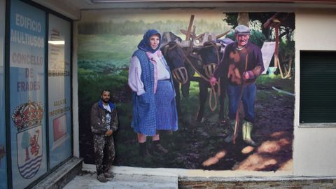 Yoseba MP junto al mural realista que realiz para el Museo da Cultura e Tradicins de Frades (Mufra) de un matrimonio de A Pedreira que us un carro de traccin animal hasta este siglo. Hecho en una pared previamente recebada, esta es una de las obras ms recnditas del artista: Para vela es que ir a propsito al. Aquilo est rodeado de rbores e  o mural mis illado visualmente que fixen ata hoxe