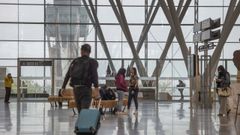 Interior de la terminal del aeropuerto de Santiago, en una imagen de archivo.