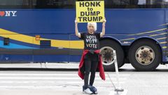 Una mujer protestando, este martes, ante la sede de la Fox en Nueva York con un cartel en el que insta a echar a Trump en las urnas