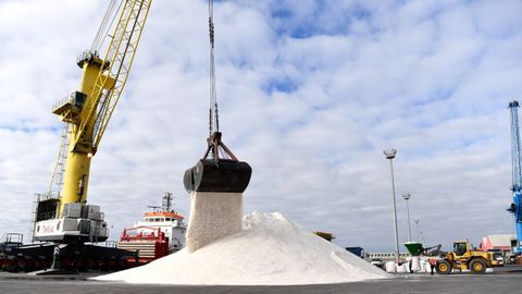 Una descarga de graneles s�lidos en el puerto exterior de punta Langosteira