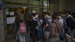 Decenas de estudiantes, accediendo a la Facultad de Administraci�n de Empresas de Lugo, en una imagen de la selectividad del pasado a�o. 