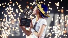 Cristina Bucsa besando el trofeo de campeona del torneo WTA de M�rida (M�xico)