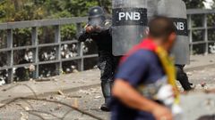 La polic�a dispara balas de goma contra un manifestante durante las protestas contra el Gobierno de Maduro celebrado el pasado d�a 23