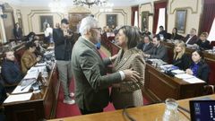 Miguel Fern&aacute;ndez da la bienvenida a Mar&iacute;a Reigosa cuando tom&oacute; posesi&oacute;n de concejal, el 30 de octubre del pasado a&ntilde;o, con Elena Candia a la derecha