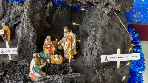 Imagen de un bel�n volc�nico a las puertas del centro de vigilancia volc�nica que el Instituto Geol�gico Nacional ha instalado en los bajos de la plaza de Tajuya, en La Palma