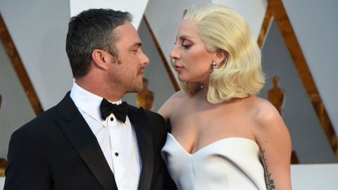 Lady Gaga y Taylor Kinney.La cantante grit� a los cuatro vientos su compromiso con Taylor Kinney luciendo una y otra vez el diamante en forma de coraz�n que el actor le regal�. Pero no hubo boda, sino una de las rupturas m�s inesperadas del mundo del famoseo.